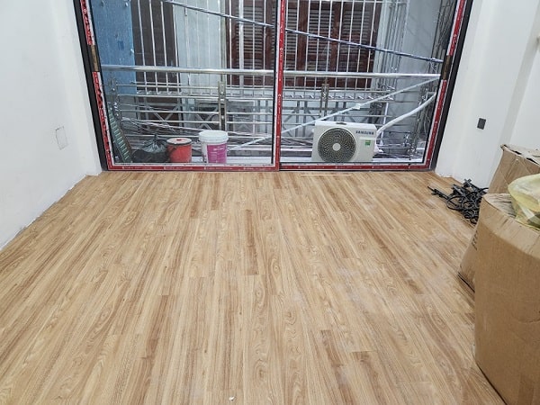 Thi công sàn nhựa dán keo